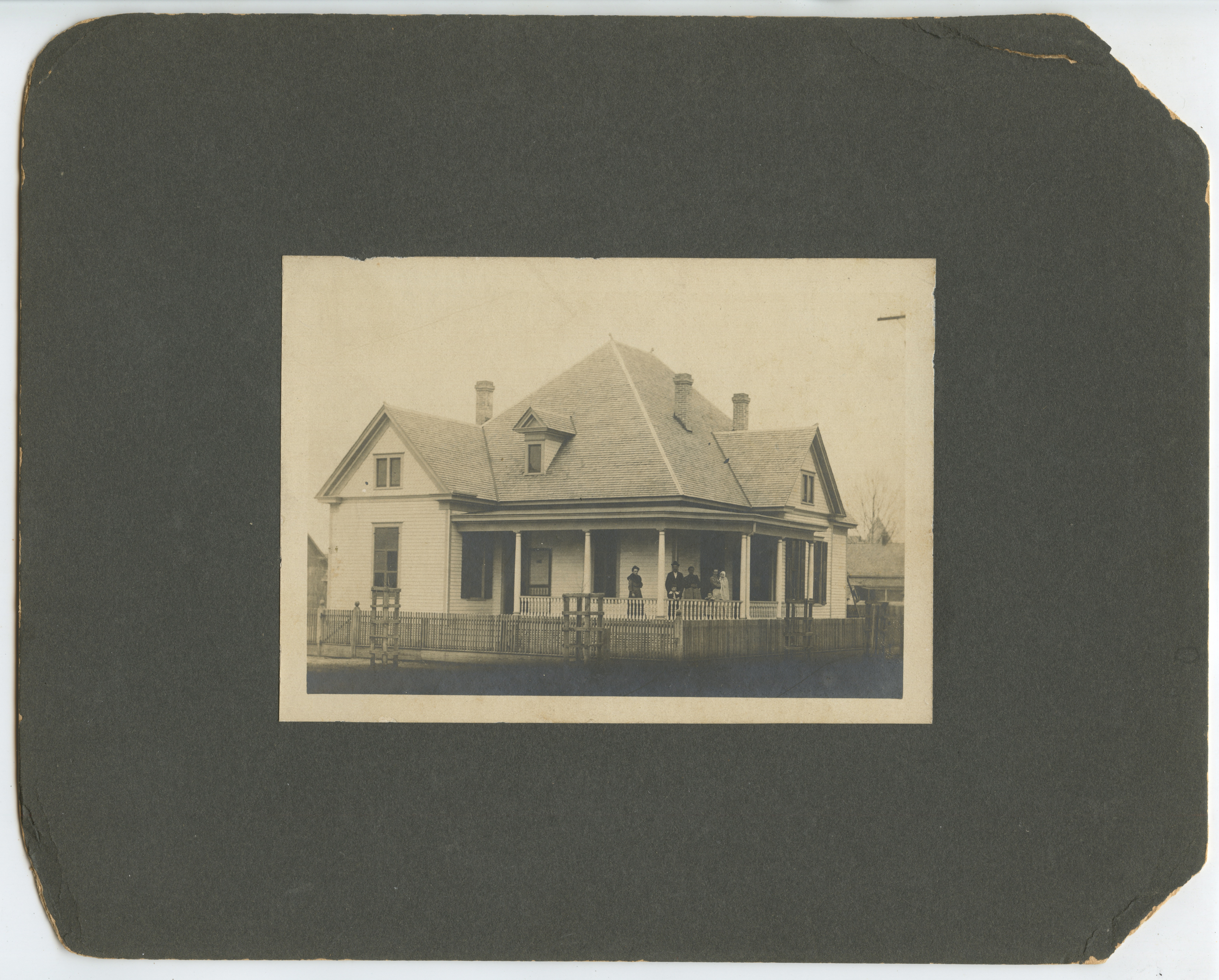 BEAUTIFUL HOUSE W/ FAMILY ON WRAP AROUND PORCH, PHOTO
